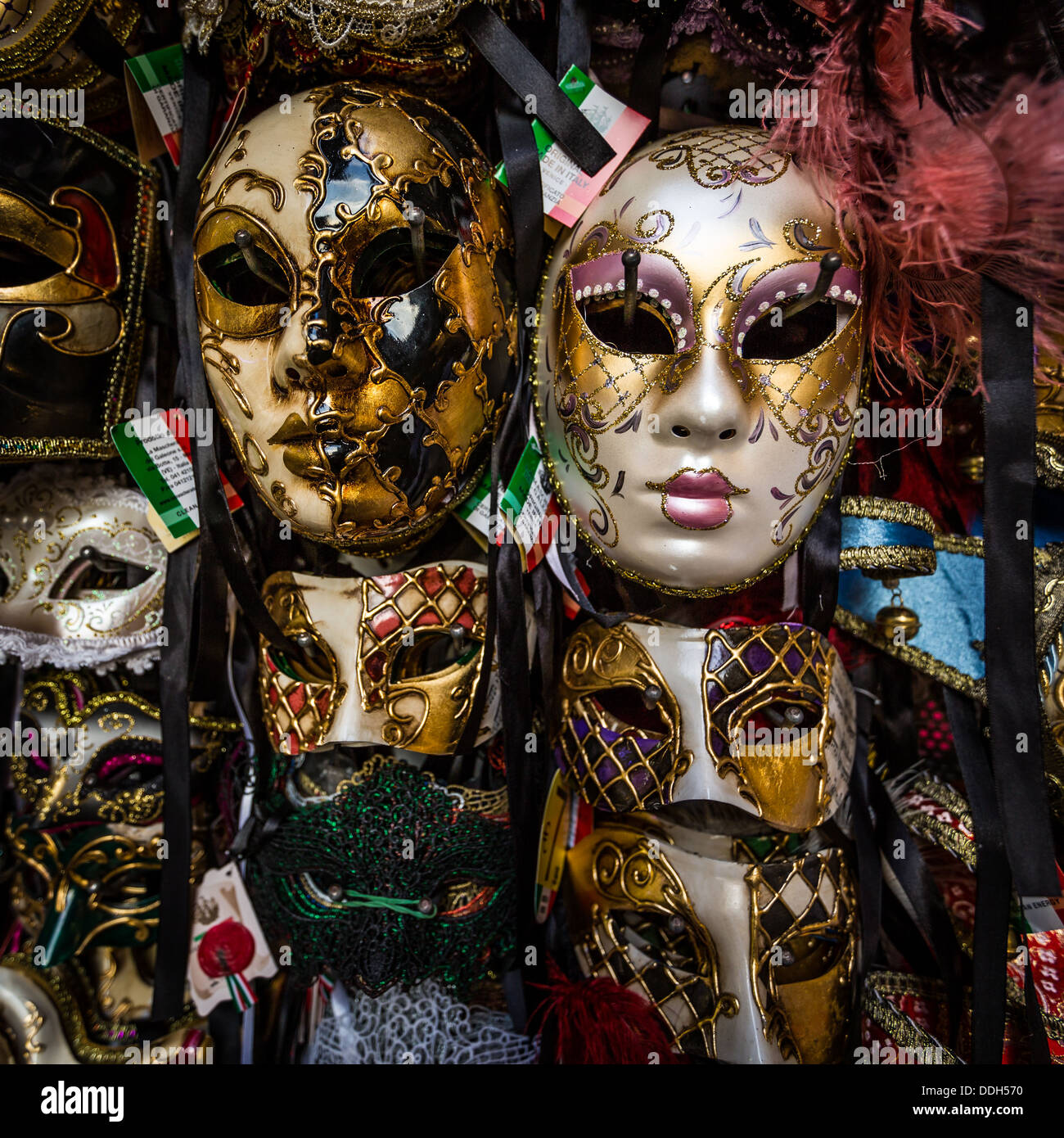 Ständer mit Karnevalsmasken aus Venedig Stockfoto