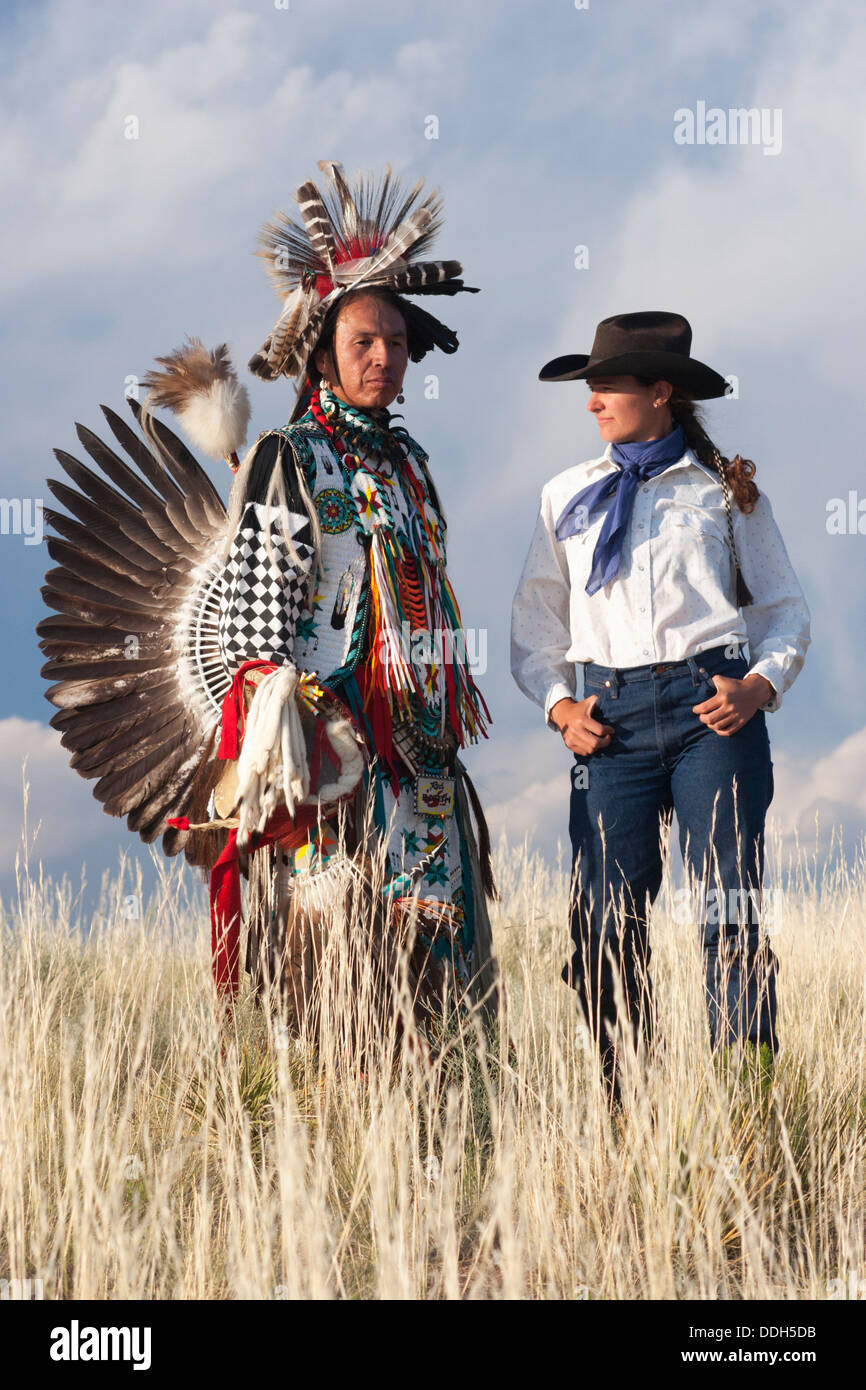 Cowgirl mit nativen amerikanischen Mann, der traditionelle Cheyenne Outfit Stockfoto