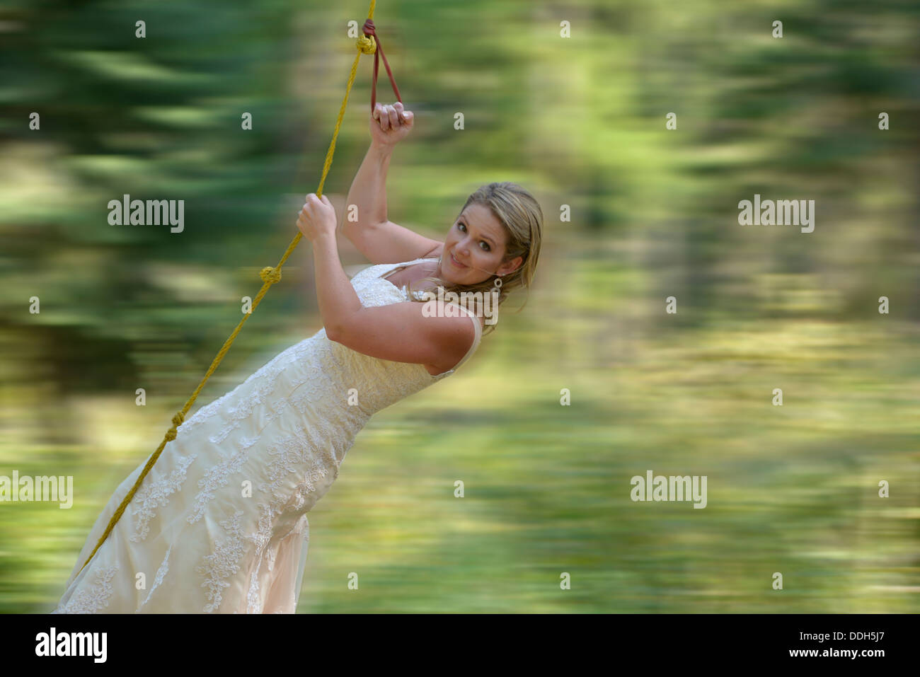 Braut auf einem Seil schwingen. Stockfoto