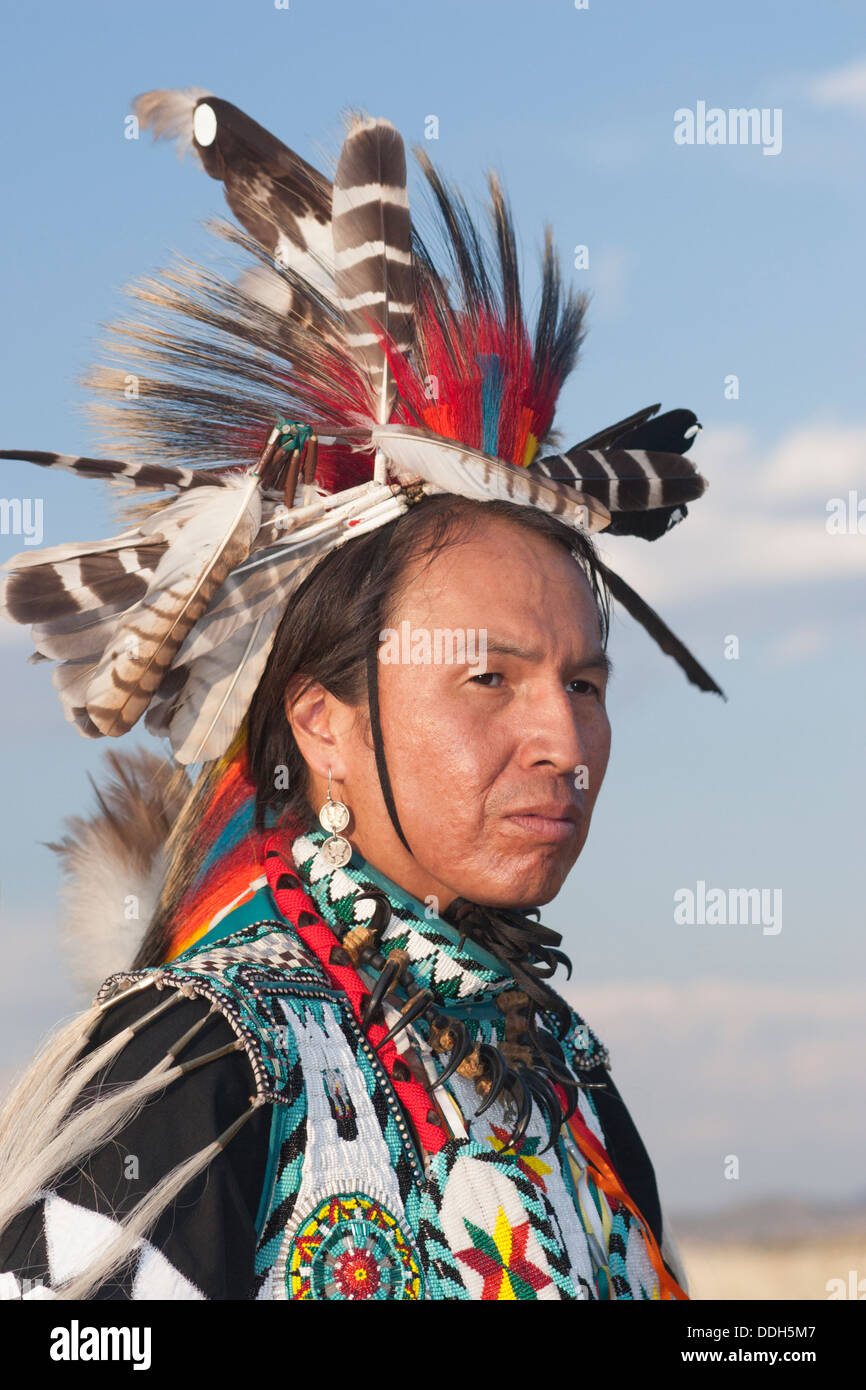 Amerikanischer Ureinwohner, der im Freien in der Nähe von Santa Fe, New Mexico, traditionelle Cheyenne-Kostüme trägt Stockfoto