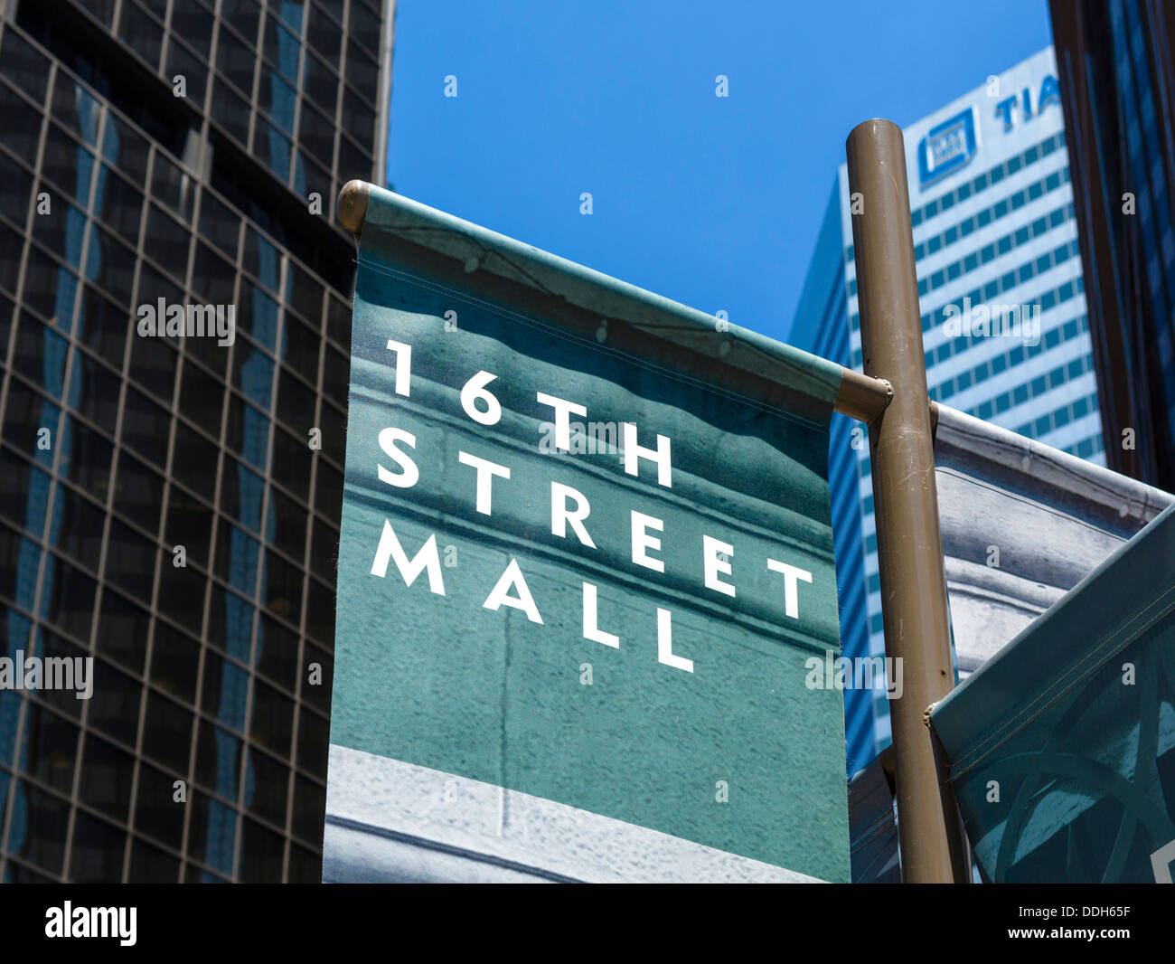 Banner am 16th Street Mall in der Innenstadt von Denver, Colorado, USA Stockfoto