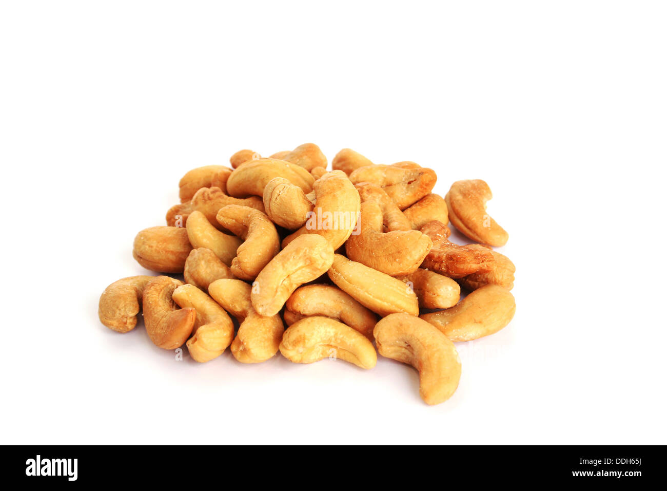 Haufen von Cashew-Nüssen isoliert auf weißem Hintergrund. Stockfoto