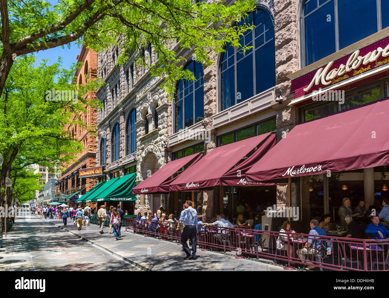 Restaurants und Cafés auf der Fußgängerzone 16th Street Mall in der Innenstadt von Denver, Colorado, USA Stockfoto