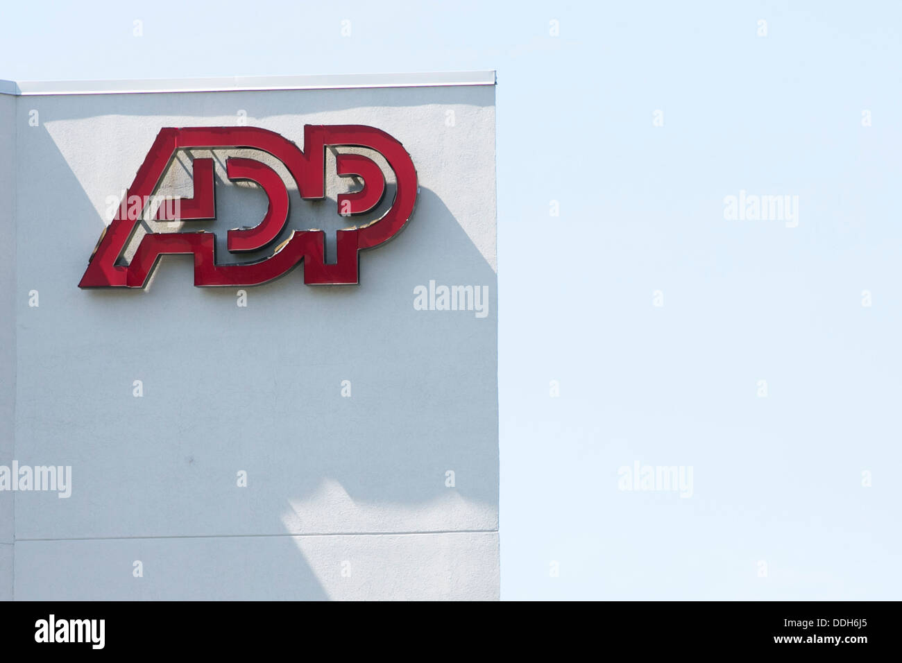 Ein Bürogebäude, besetzt durch automatische Datenverarbeitung (ADP). Stockfoto