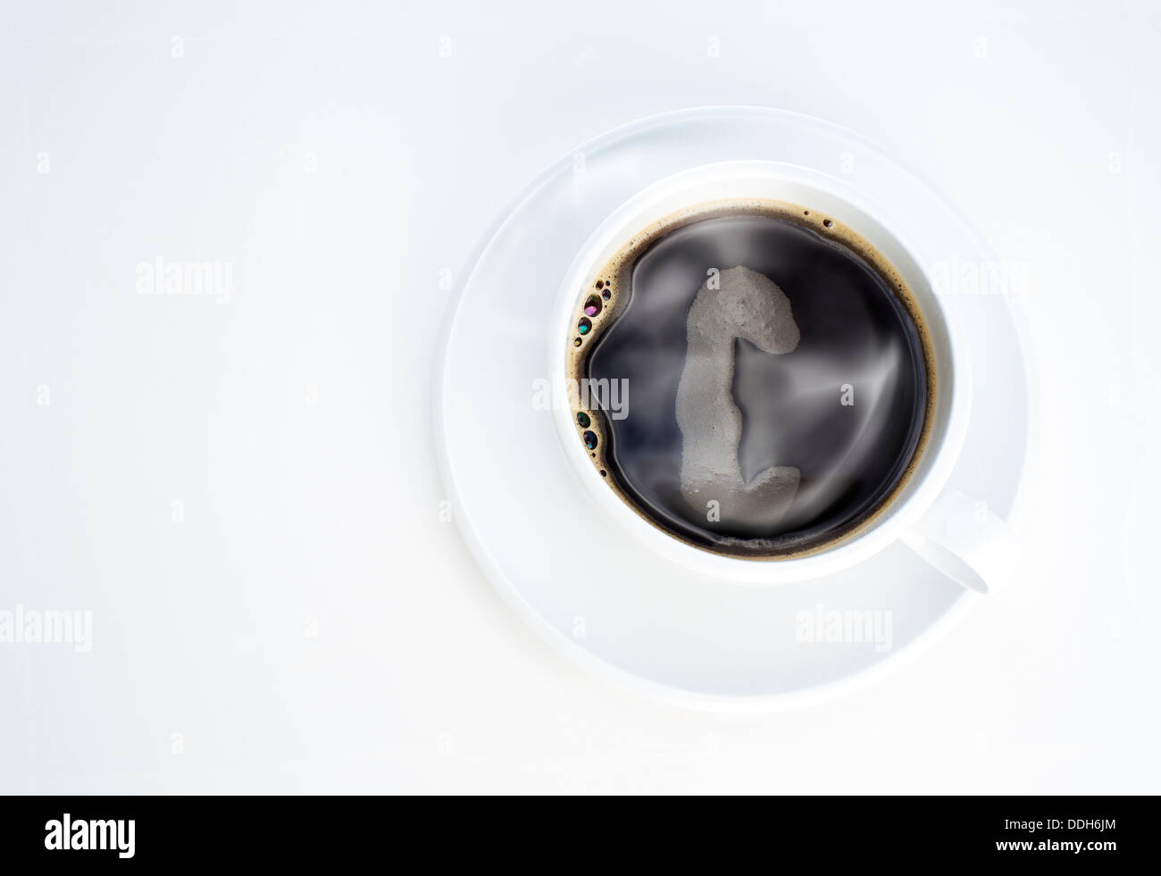 Weiße Tasse schwarzen Kaffee mit dem Buchstaben C in Bläschen an der Oberfläche auf einem weißen Hintergrund isoliert. Stockfoto