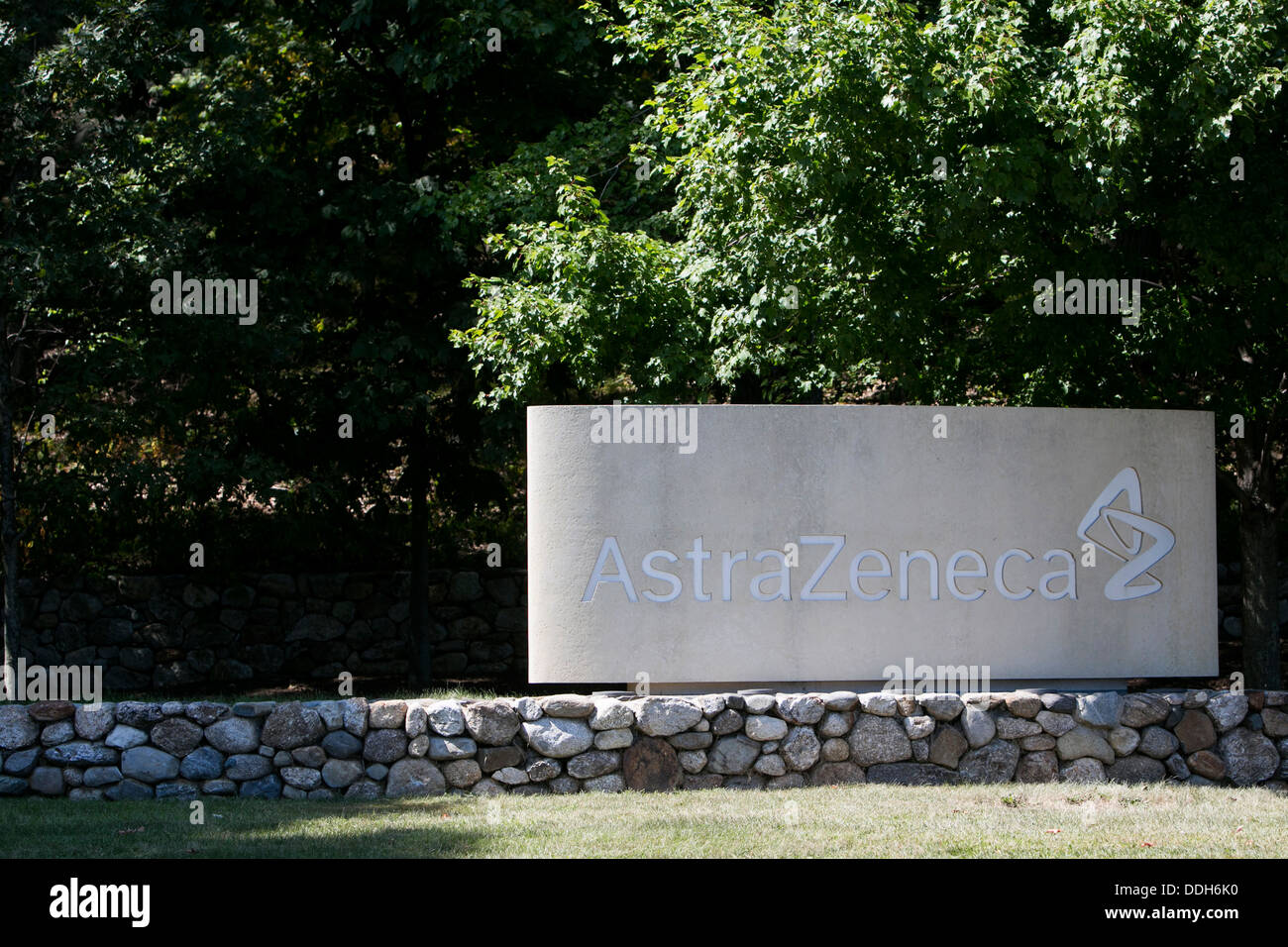 Ein Zeichen außerhalb einer Einrichtung von AstraZeneca. Stockfoto