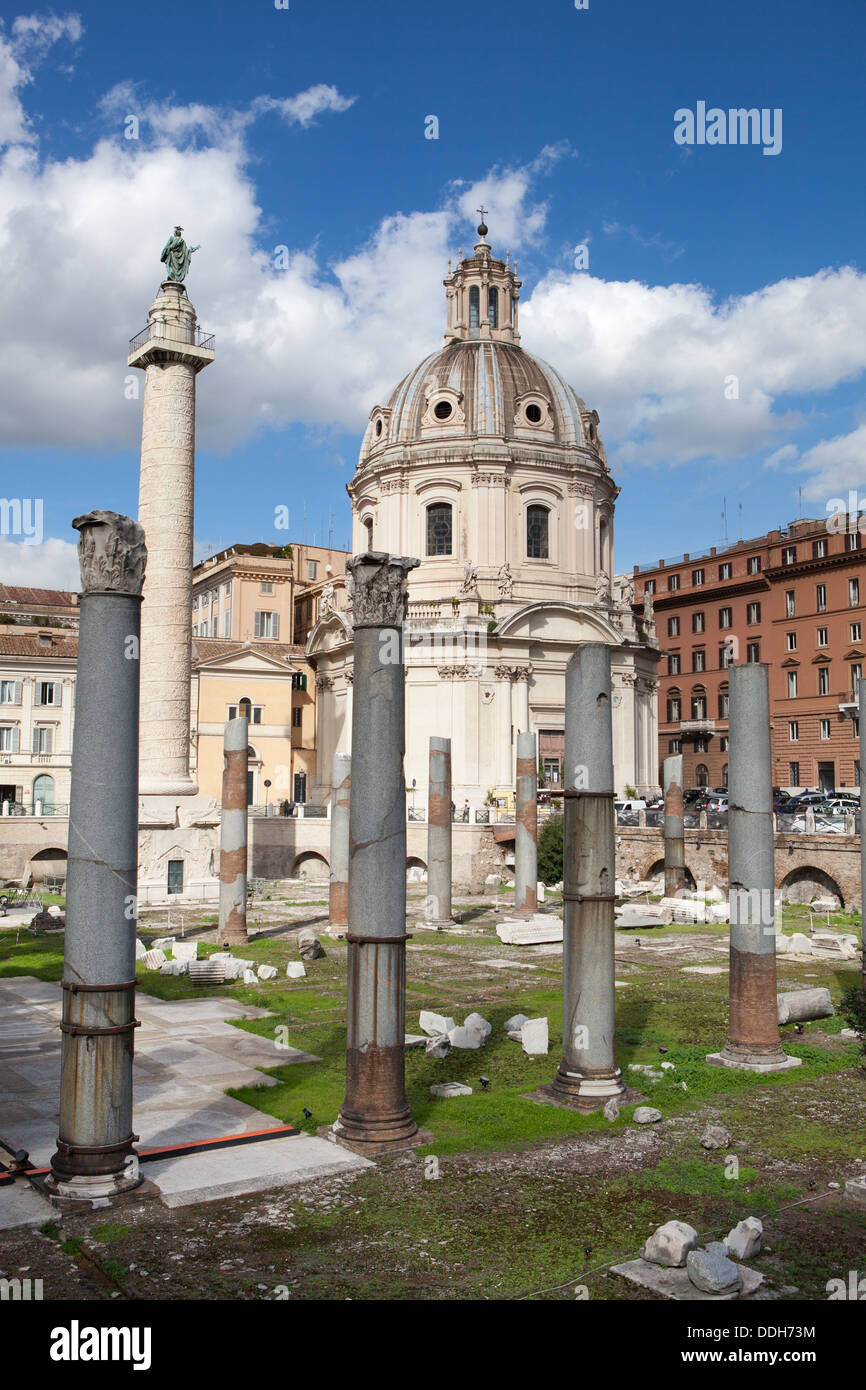 Ruinen des Forum Romanum, Trajans Säule in Rom Stockfoto