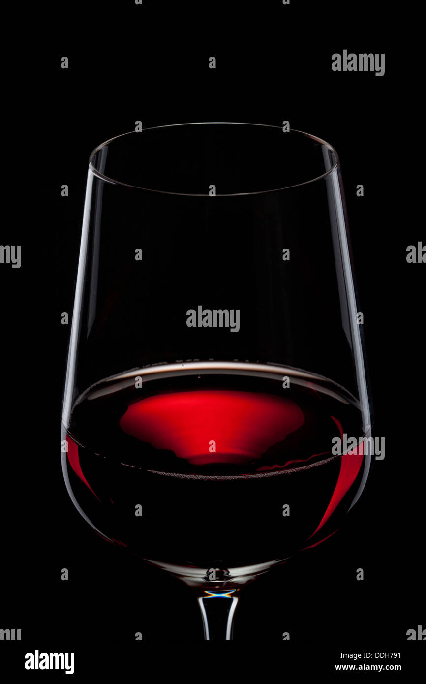 Rotwein im Glas isoliert auf schwarz Stockfoto