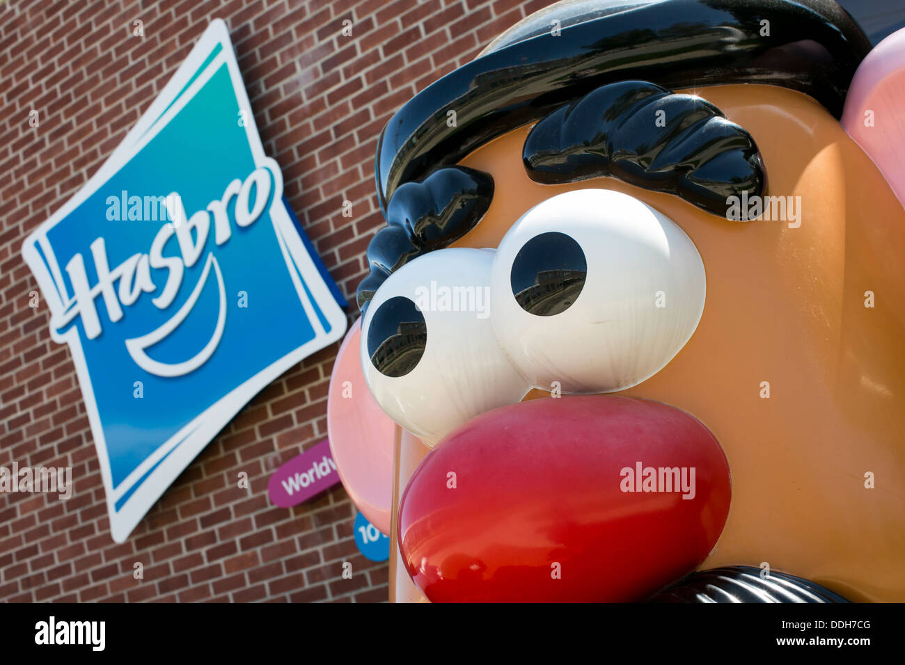 Das Hauptquartier der Spielzeughersteller Hasbro, mit einem riesigen Mr. Potato Head-Figur. Stockfoto