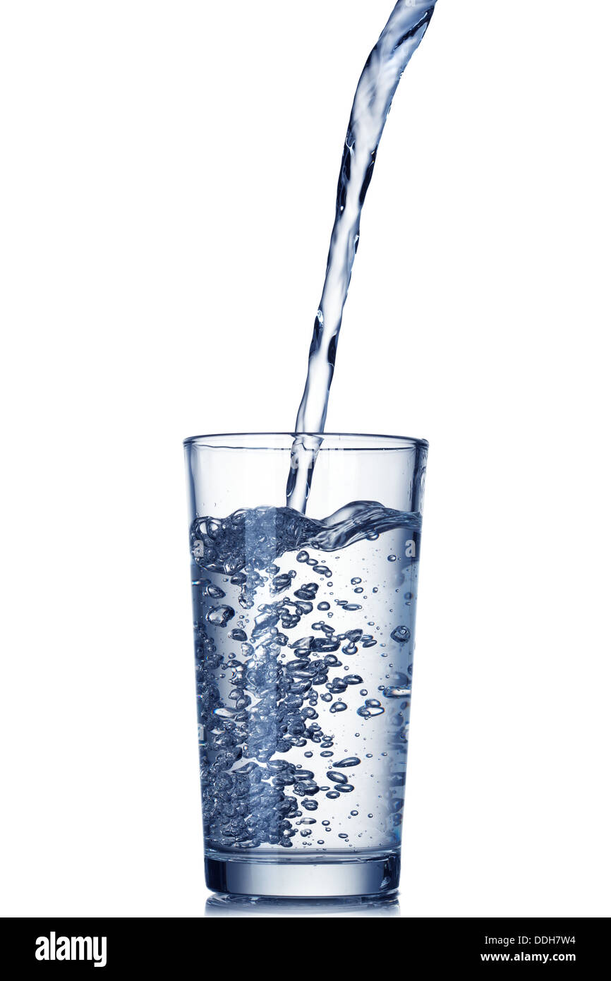 Wasser in Glas isoliert auf weiss Stockfoto