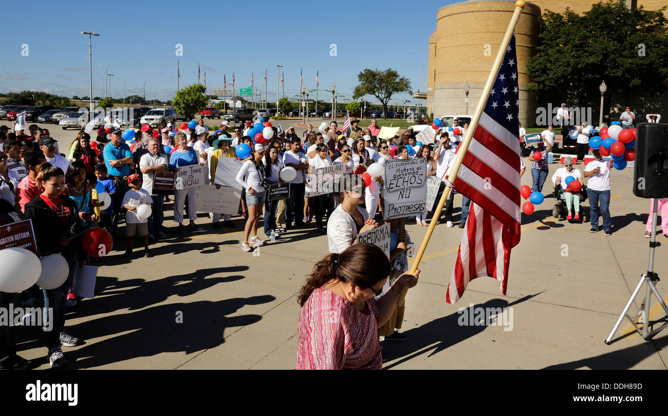 Sioux City, Iowa, USA. 2. September 2013. Rund 400 hundert Menschen, eine Änderung in der Gesetzgebung ermöglichen illegale Einwanderer zu rechtlichen Bürger der Vereinigten Staaten zu unterstützen (Credit-Bild: © Jerry Mennenga/ZUMA Draht) © ZUMA Press, Inc./Alamy Live News Stockfoto