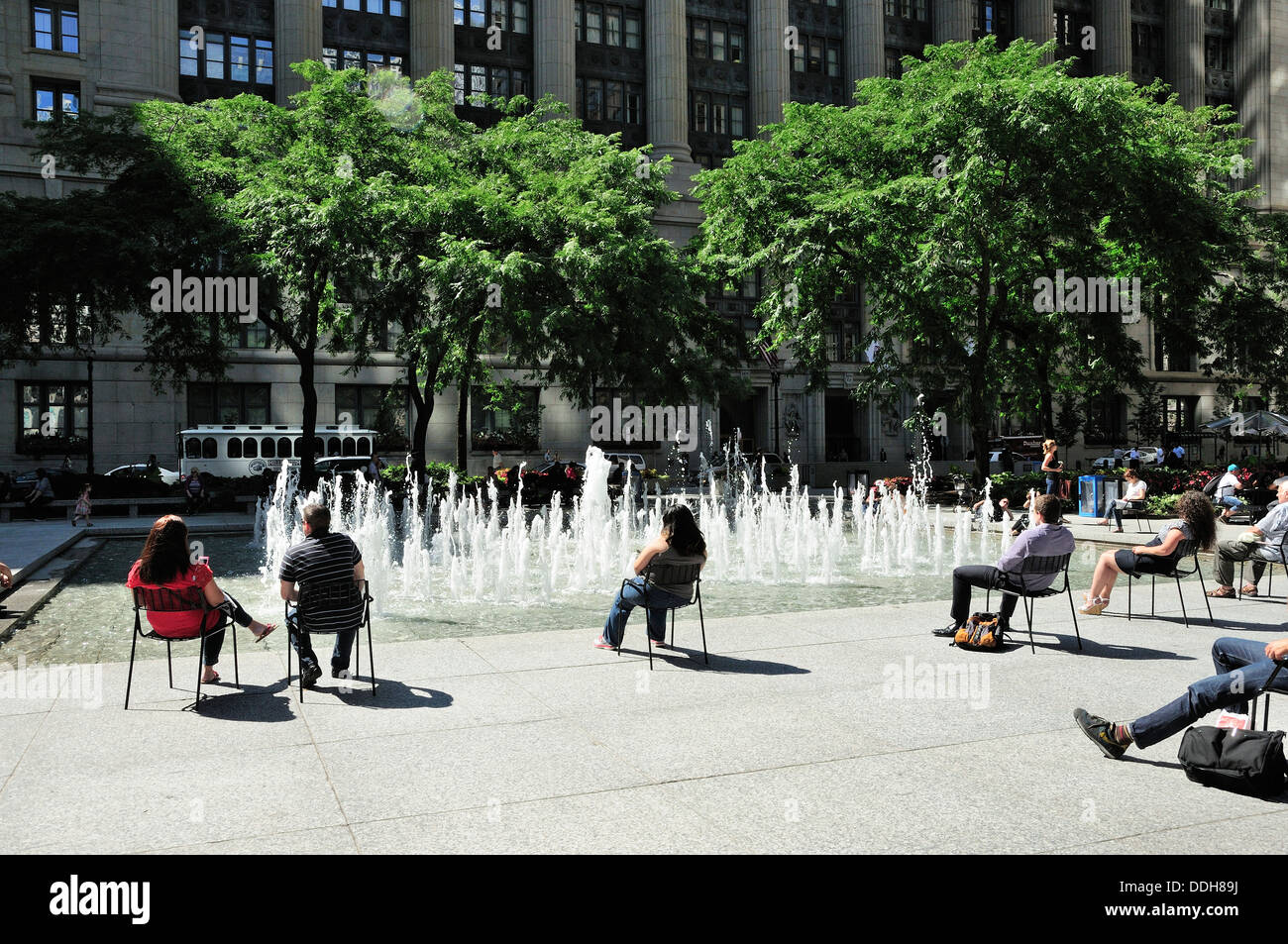 Menschen entspannen am Brunnen in Chicagos Daley Plaza. Stockfoto