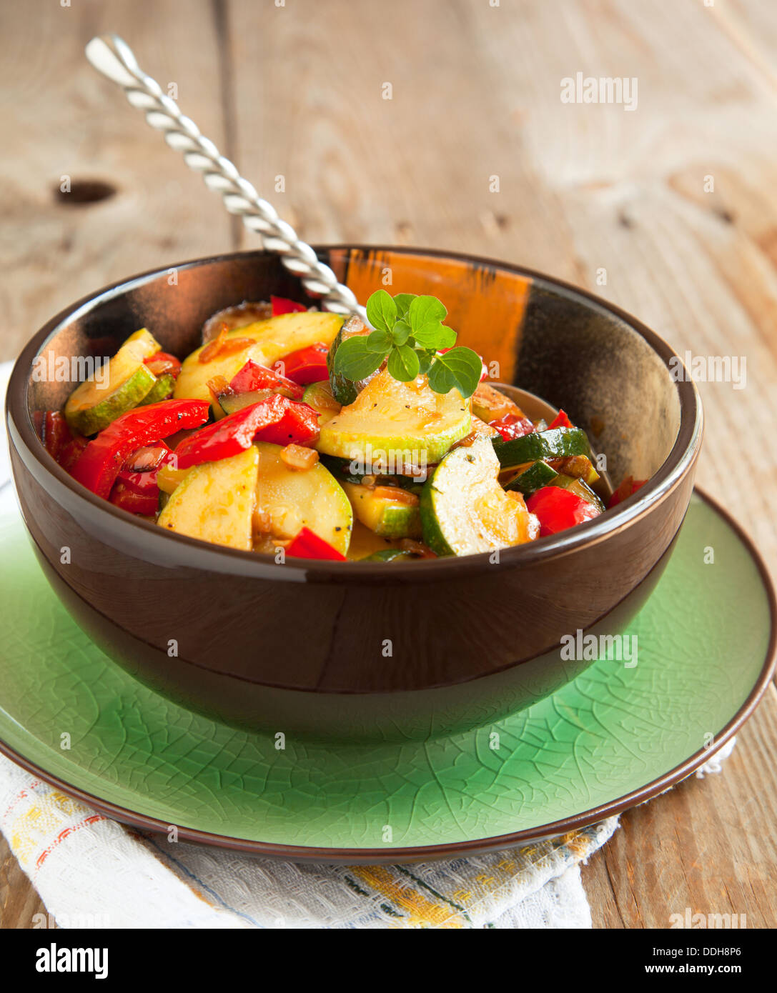 Sautierte Zucchini und Paprika Stockfoto
