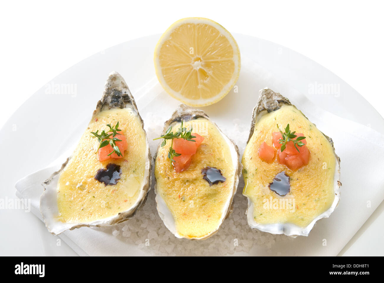 Austern mit Sauce und Zitrone Stockfotografie - Alamy