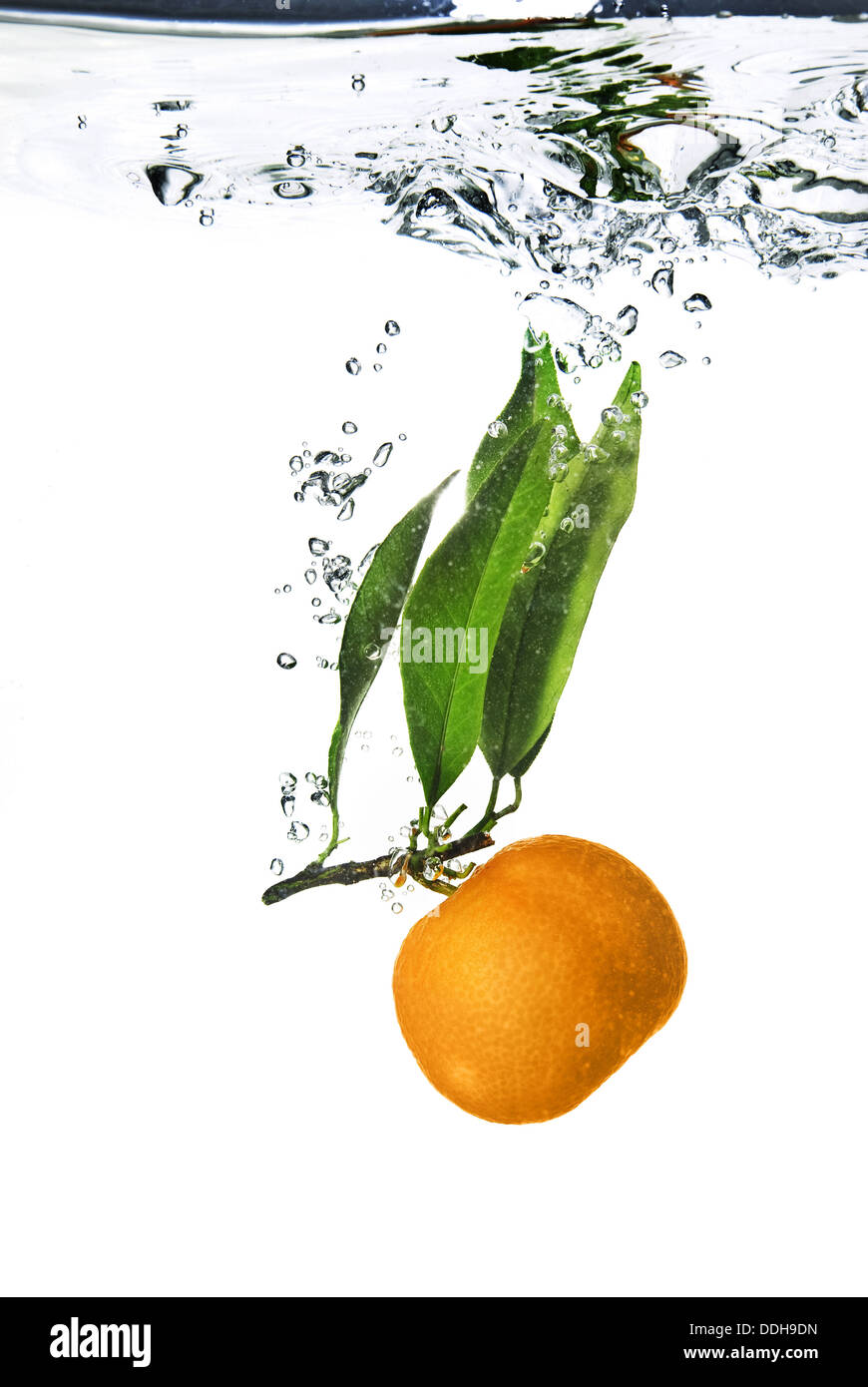 Spritzer Orange mit Wasser sprudelt der Luft Stockfoto