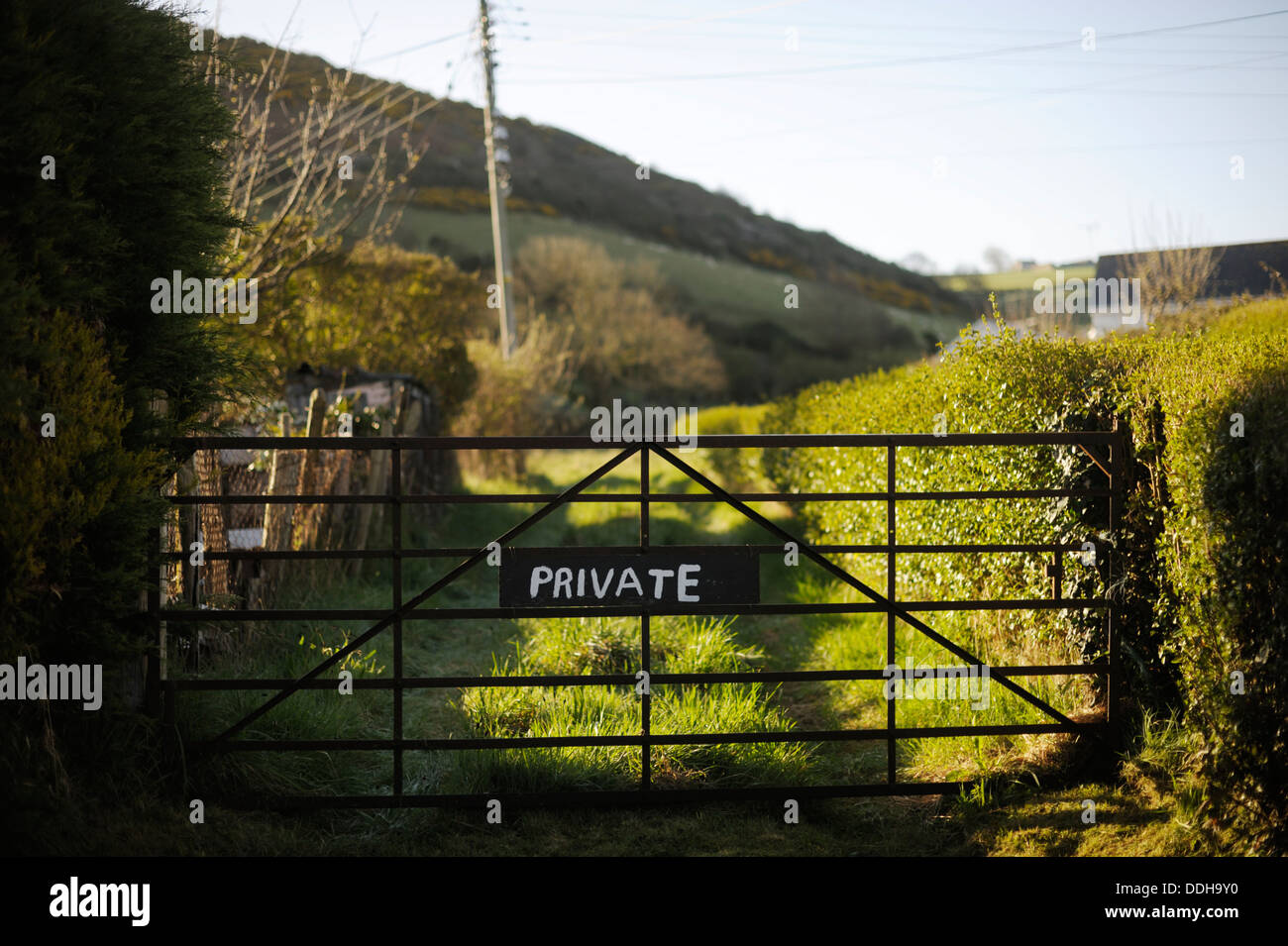 Private Zeichen auf ein Tor zu einer ländlichen grünen Gasse, Wales, UK Stockfoto