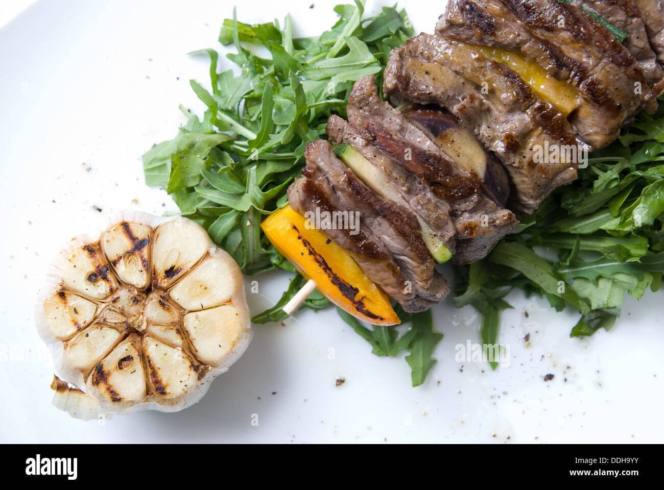 Schaschlik mit Gewürzkräutern auf dem Teller Stockfoto