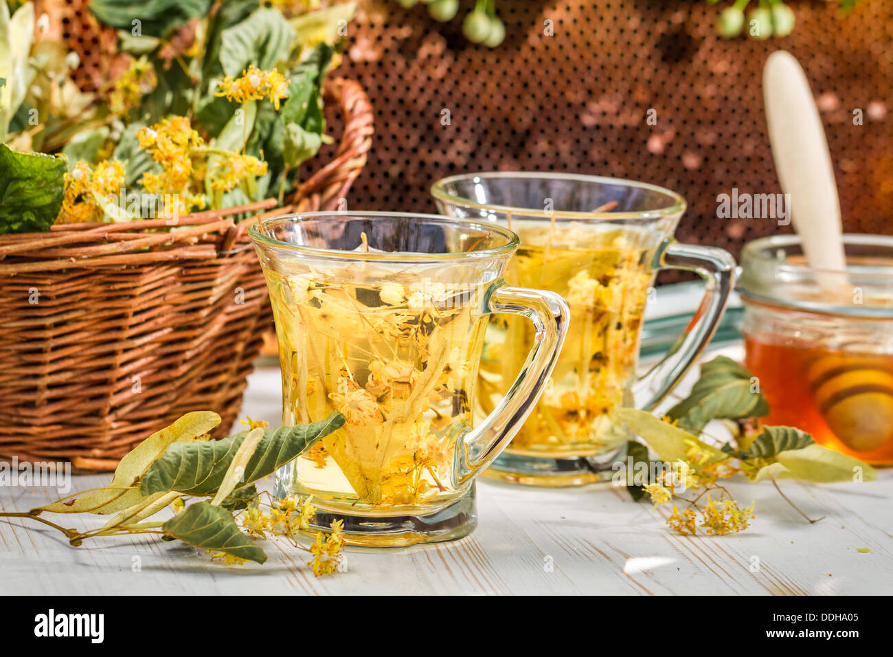 Tee mit Limette und Honig Stockfotografie - Alamy