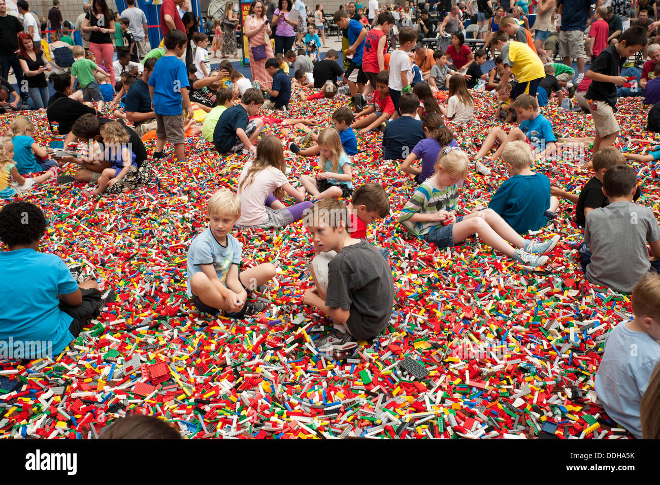Riesiger Haufen von Legos bei Lego KidsFest in Phoenix, Arizona, USA