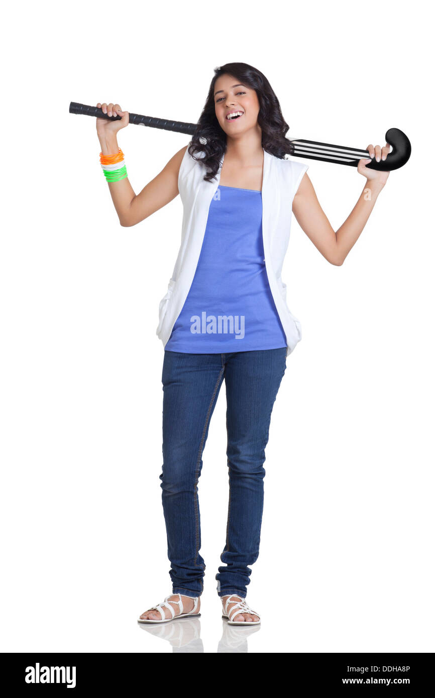 In voller Länge Portrait von jungen weiblichen Holding Hockeyschläger auf weißem Hintergrund Stockfoto