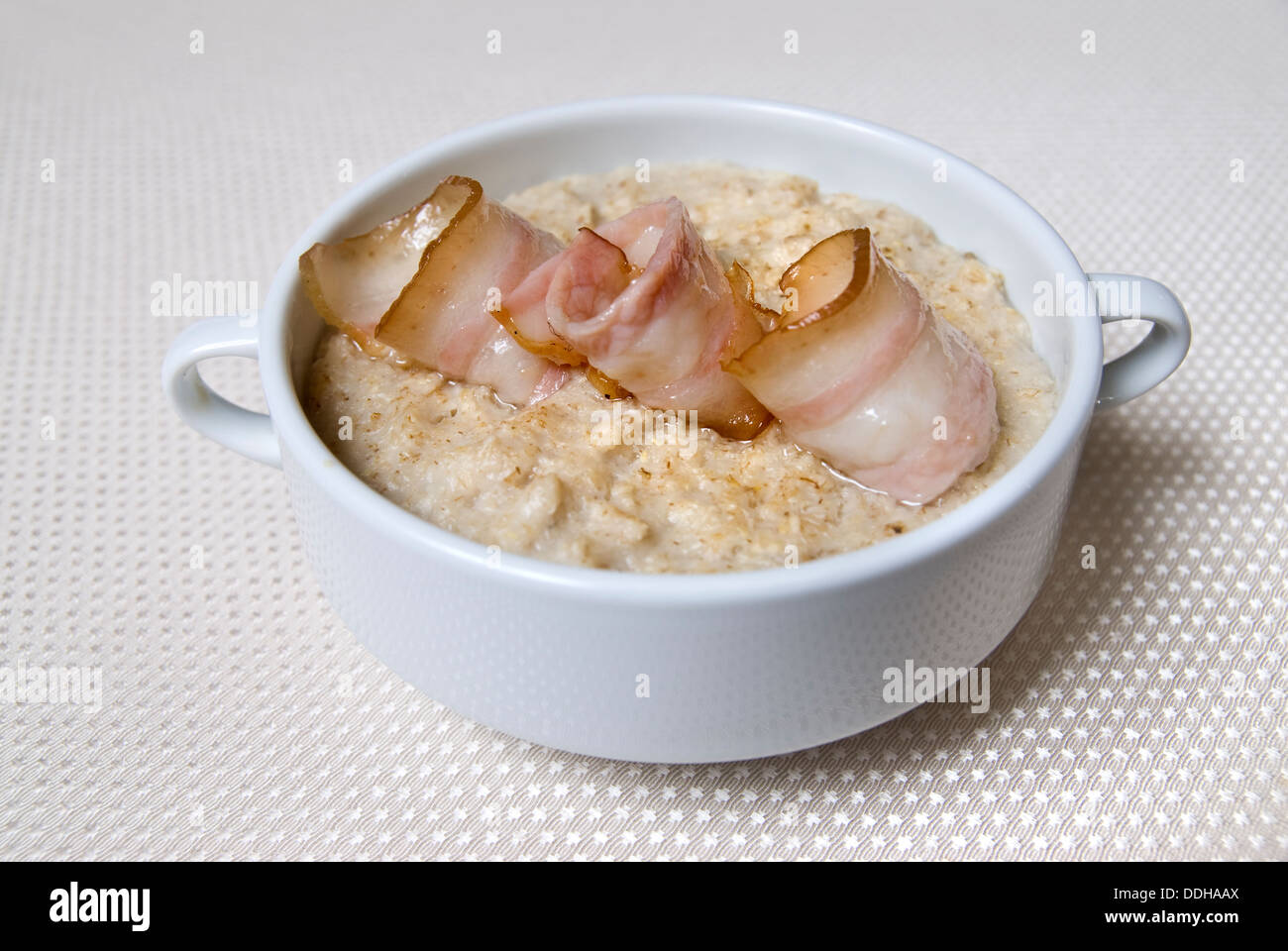 Frühstück mit Hafer und Speck Stockfoto