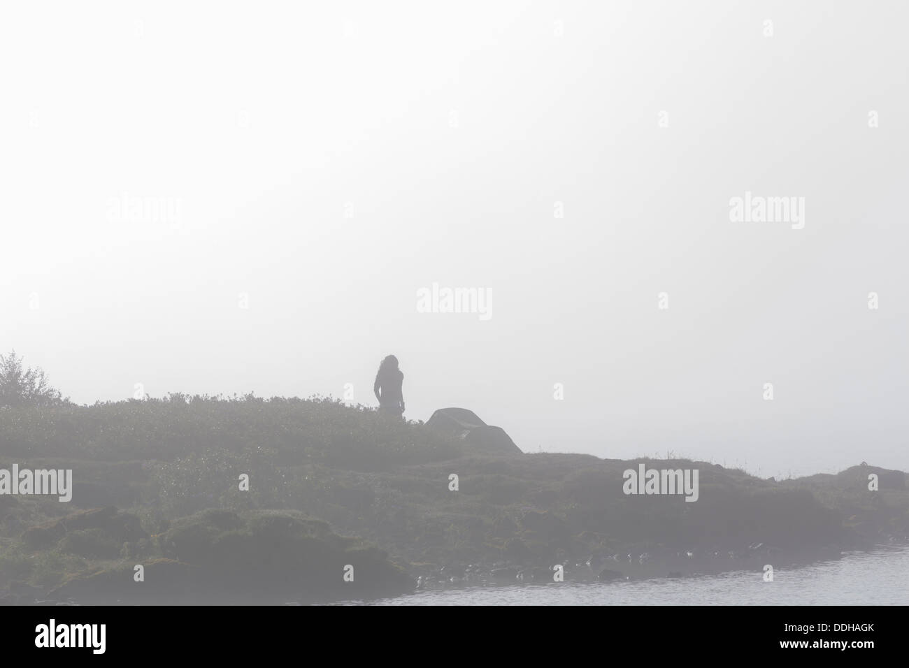 Zelte im Nebel auf dem Campingplatz an der See Thingvallavatn, Island Stockfoto