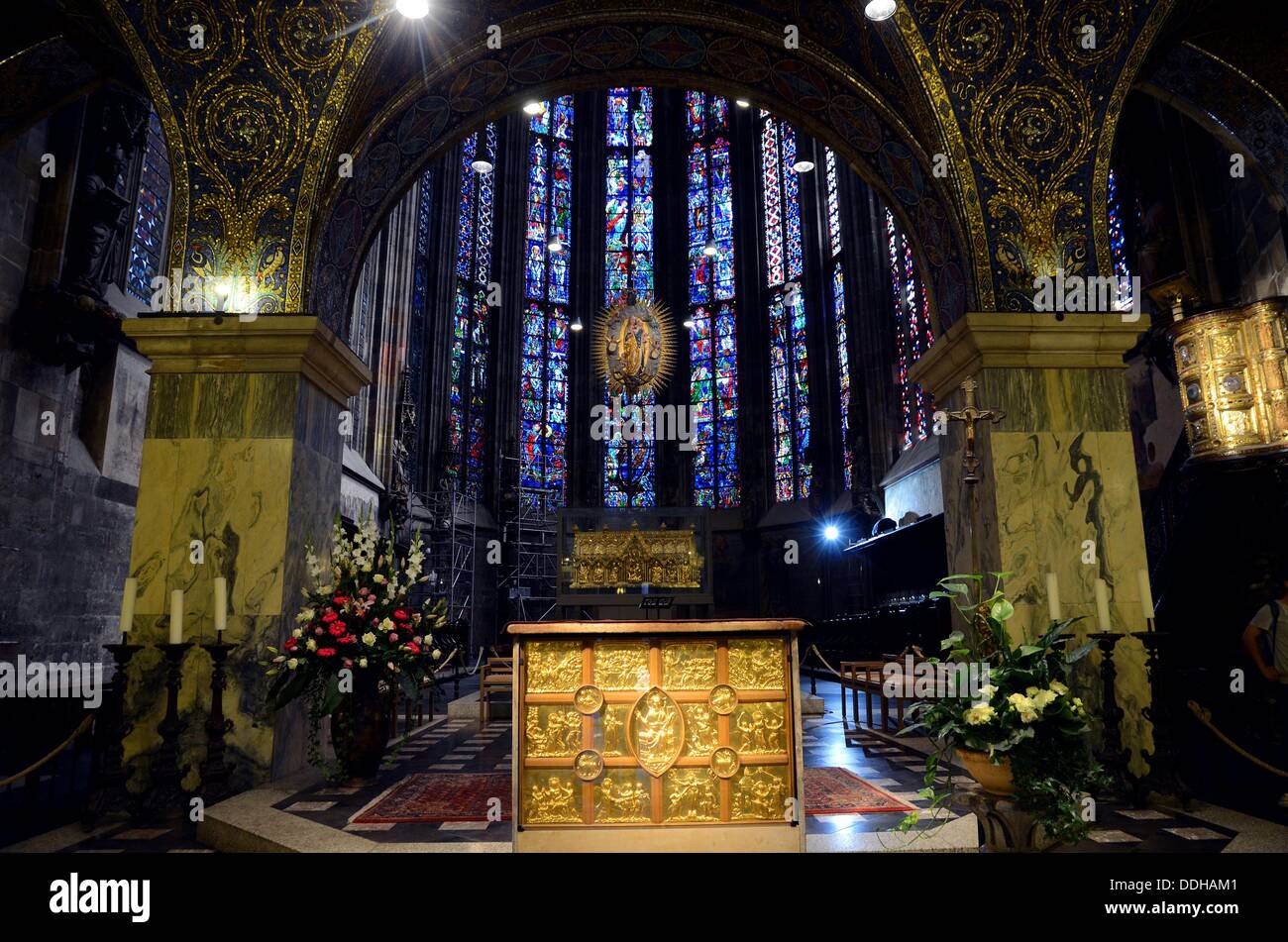 Innenansicht Der Aachener Dom, Auch Genannt Der Kaiserdom Mit Dem Altar ...