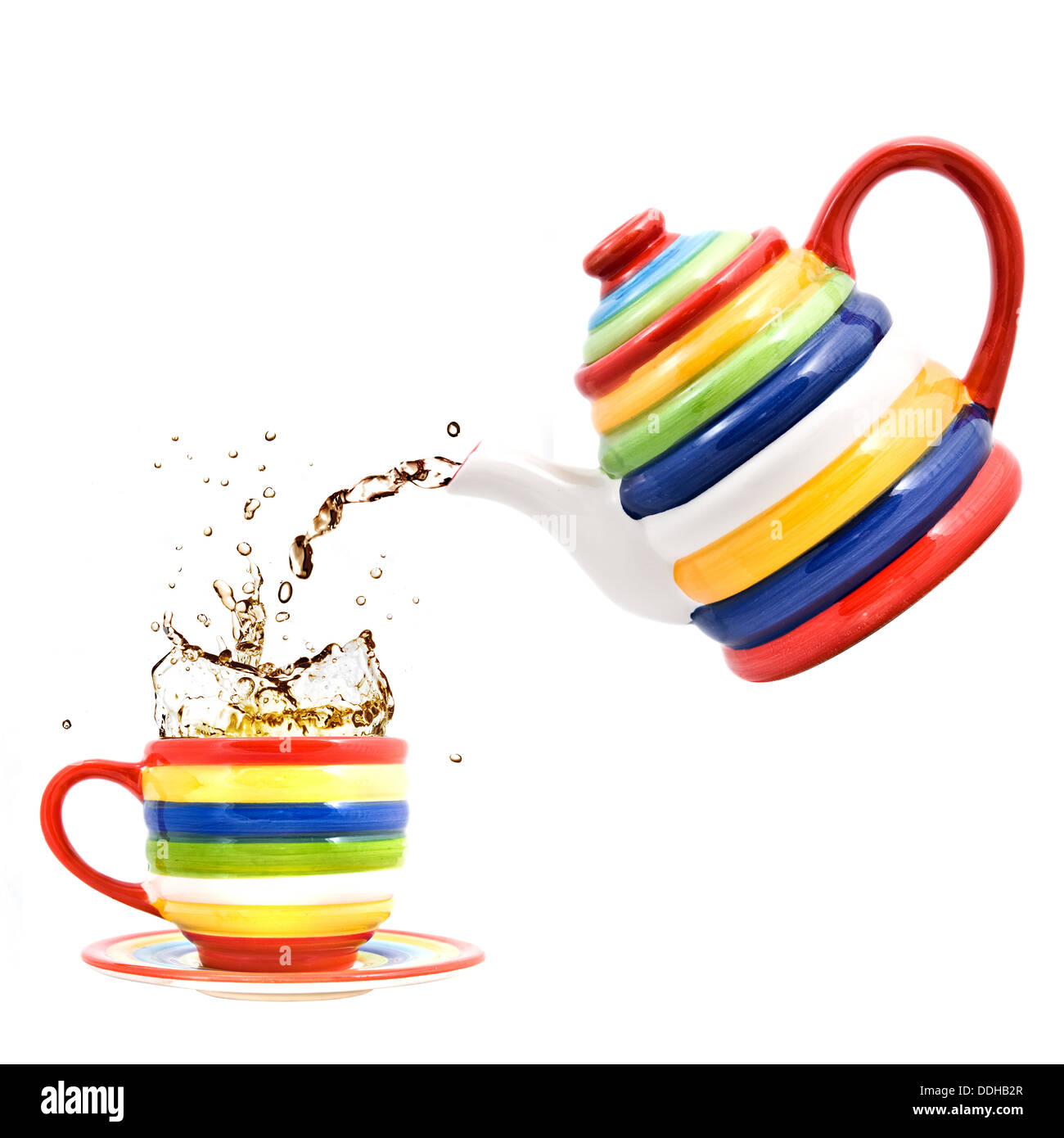 Farbe-Teekanne mit Tasse und Spritzwasser isoliert auf weißem Tee Stockfoto