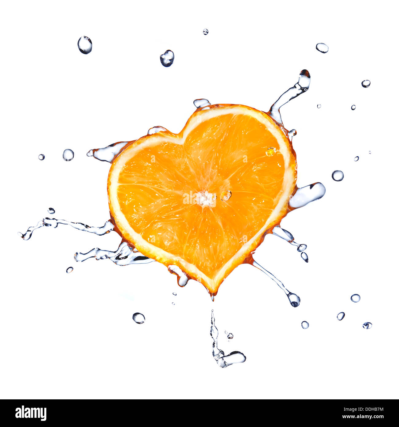 Wassertropfen auf Herz von Orange isoliert auf weiss Stockfoto