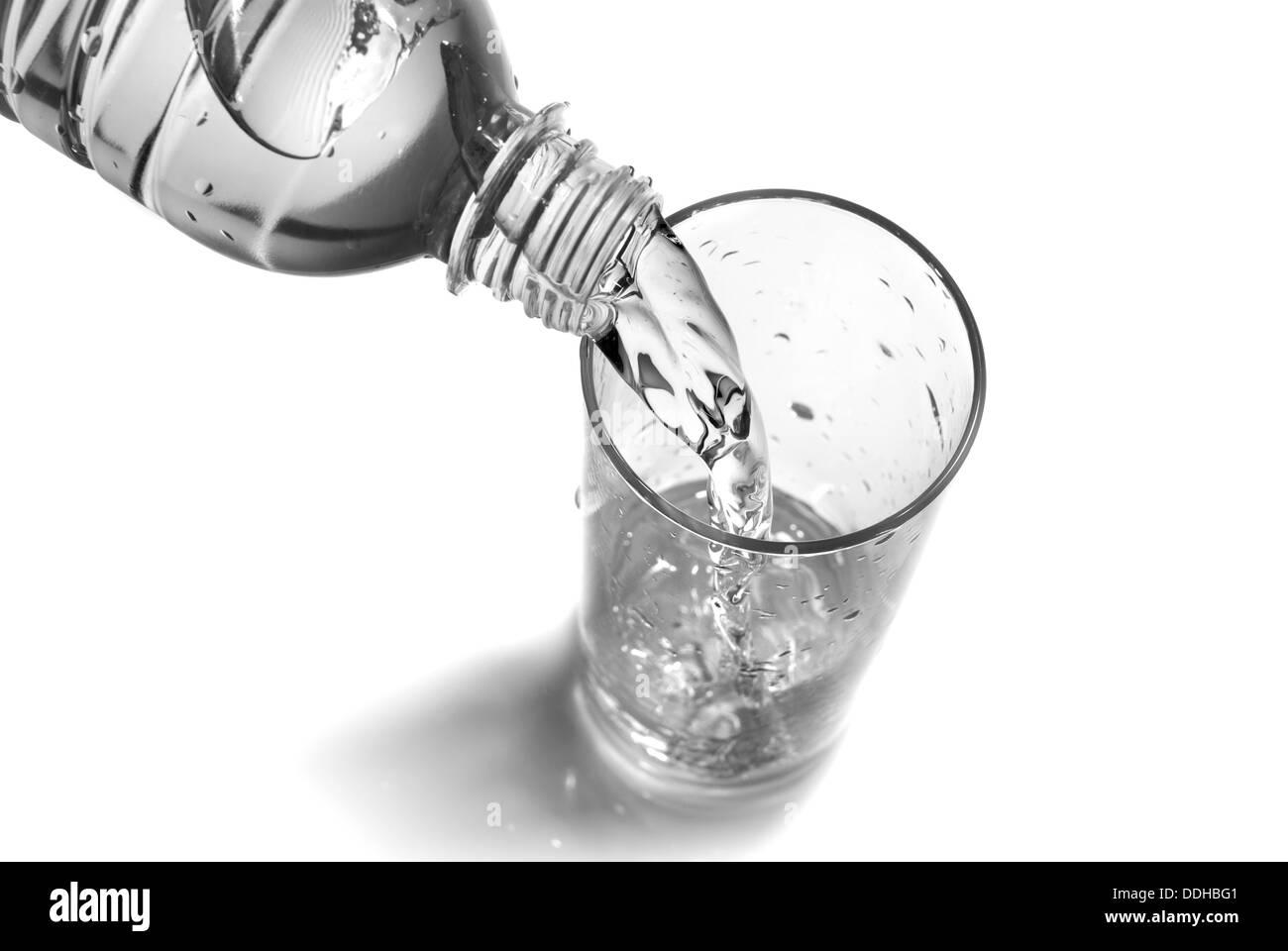 Wasser in Glas Flasche isoliert auf weiss Stockfoto