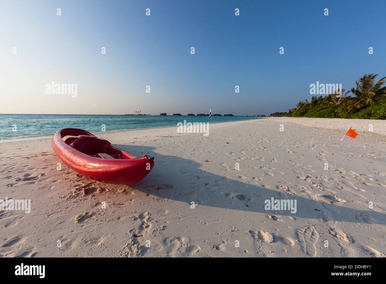 Malediven, Kanu am Strand auf der Insel Stockfoto