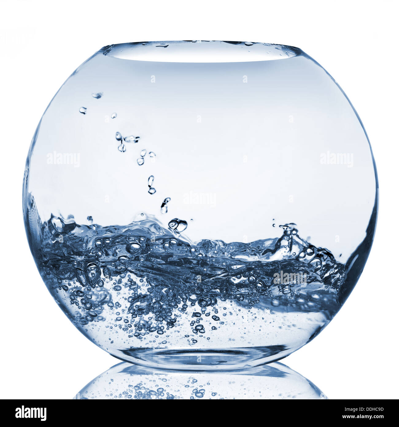 Spritzwasser im Glas Aquarium isoliert auf weiss Stockfoto