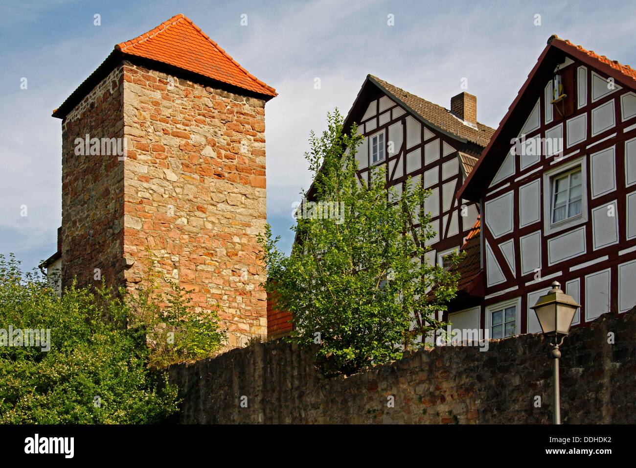 Turm der Stadtmauer, Fachwerk Häuser, Spangenberg, Schwalm-Eder-Kreis, Hessen, Deutschland Stockfoto