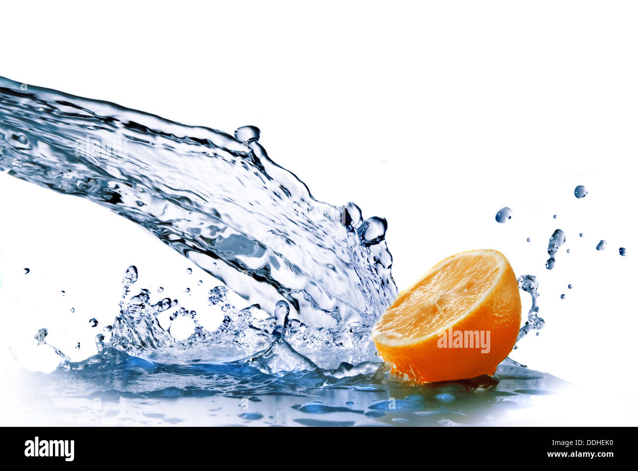frischen Wassertropfen auf Orange isoliert auf weiss Stockfoto