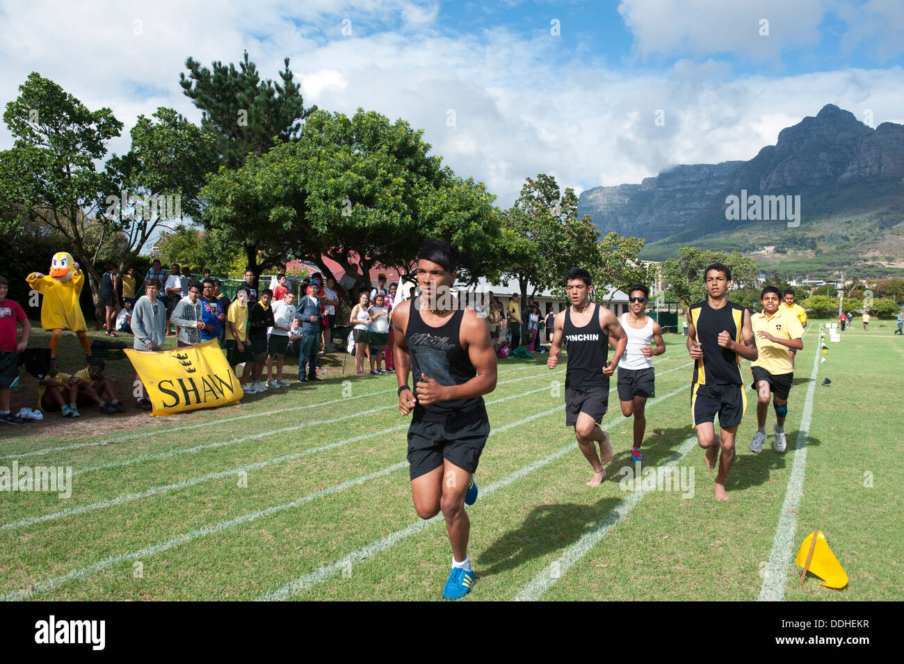 Sportliche Kinder, die Teilnahme an einem Laufwettbewerb in der St.-Georgs Schule, Cape Town, Südafrika Stockfoto
