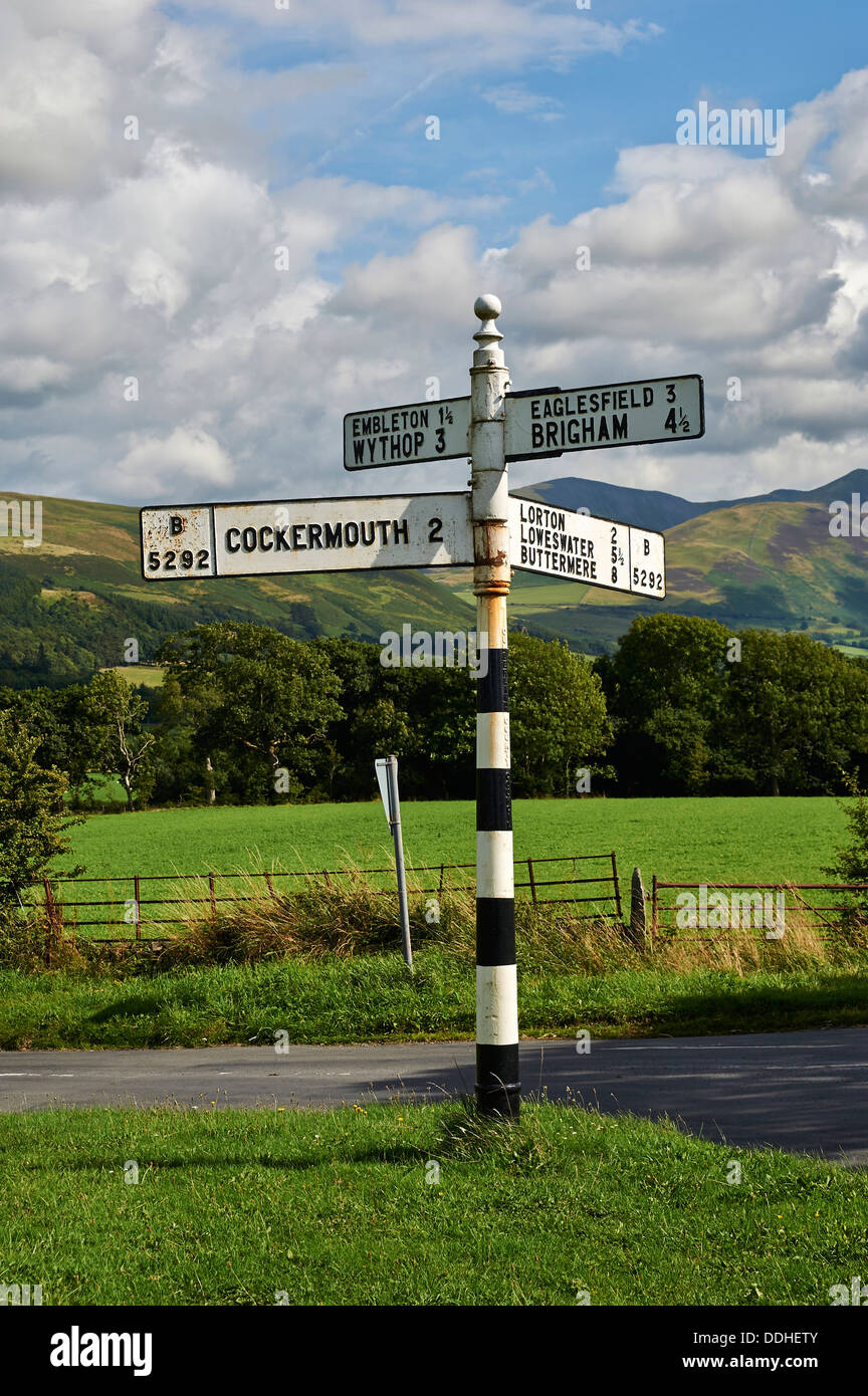 Lake District in der Nähe von Cockermouth, North West England, UK, mit alten historischen Straßenschild Stockfoto