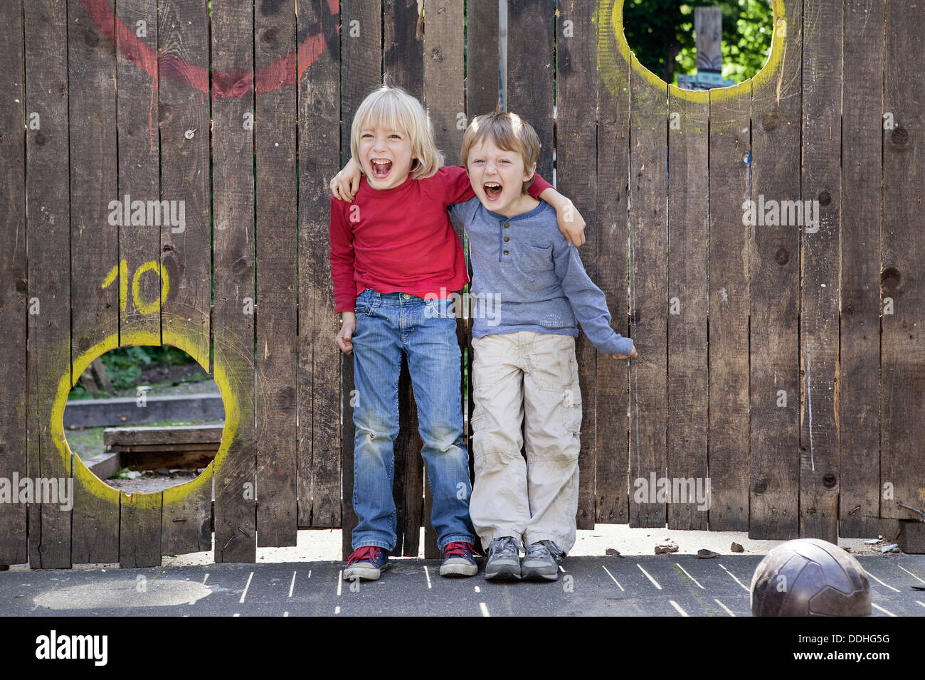 Deutschland, Nordrhein-Westfalen, Köln, Jungs spielen in Spielplatz, Lächeln Stockfoto