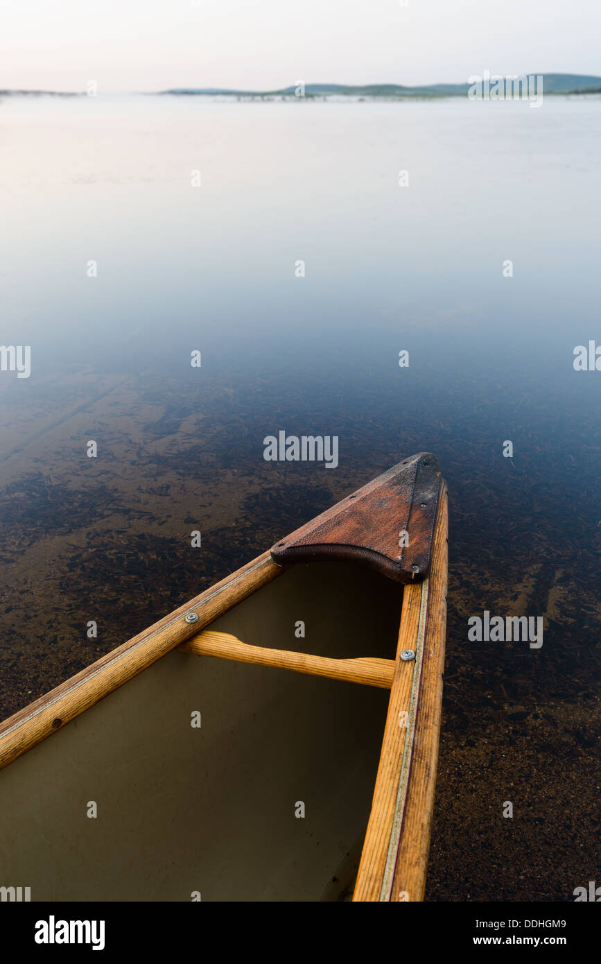 Vorderseite des Kanu im See, Purkijaur, Norrbotten, Schweden Stockfoto