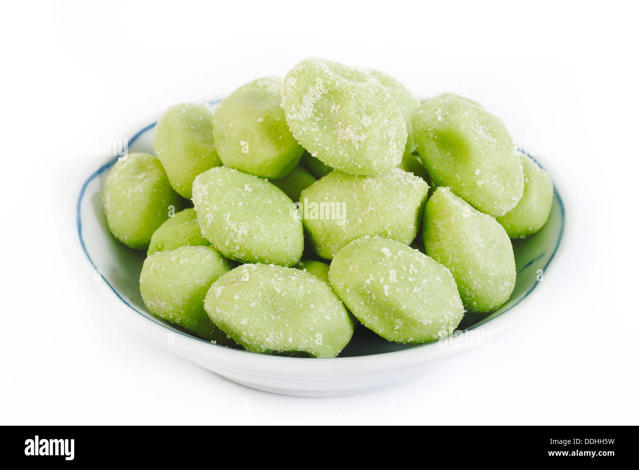 Wasabi beschichtet Pistazien in Schüssel Stockfoto