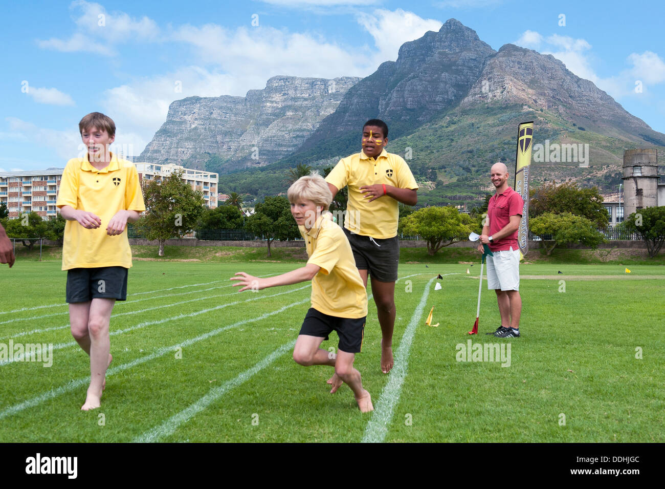 Staffellauf in einem laufenden Wettbewerb in der St.-Georgs Schule, Cape Town, Südafrika Stockfoto