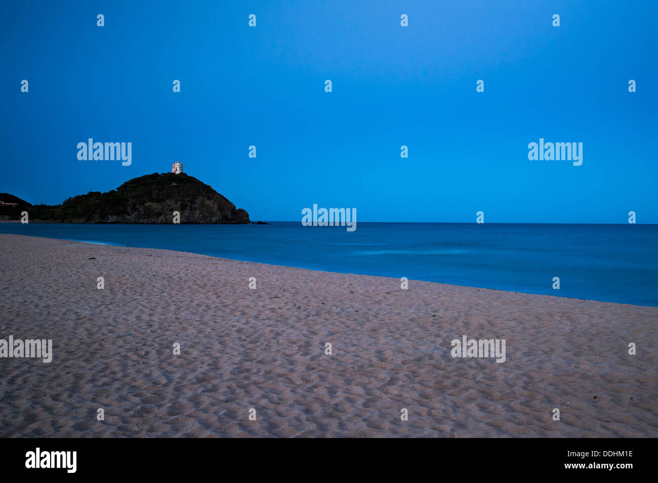 Baia di Chia Strand mit der Sarazenenturm in der Abenddämmerung, Costa del Sud Stockfoto