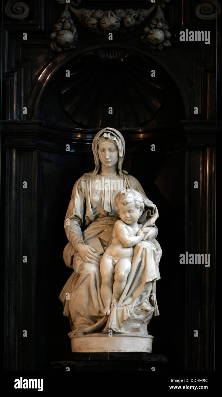 'Madonna mit Kind' von Michelangelo Buonarroti, 1504-1505, hergestellt aus Carrara-Marmor, Altar, Kirche unserer lieben Frau Stockfoto