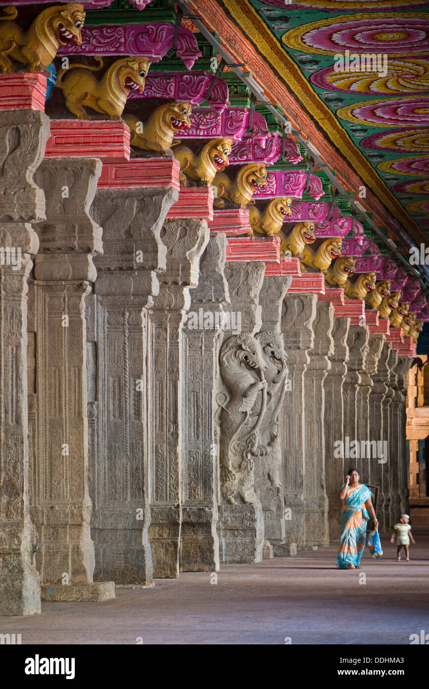 Frau mit einem Kind in einer Halle mit bunt bemalten Säulen, Fabelwesen, Meenakshi Amman Tempel oder Sri Meenakshi Stockfoto