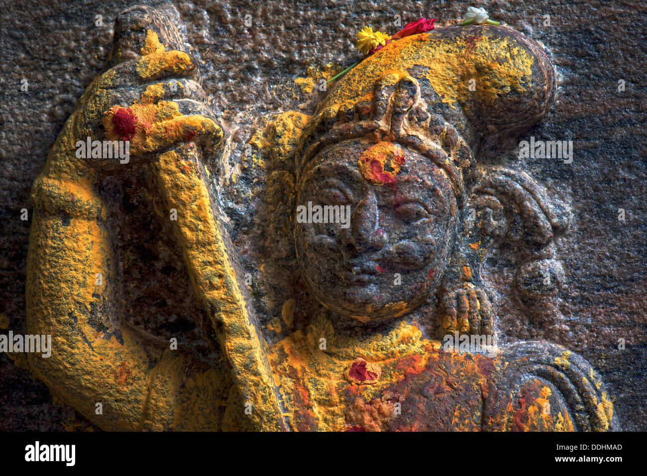Wächter-Figur mit einem Schwert, verziert mit roten und gelben Kumkum Pulver, Meenakshi Amman Tempel oder Sri Meenakshi Sundareswarar Stockfoto