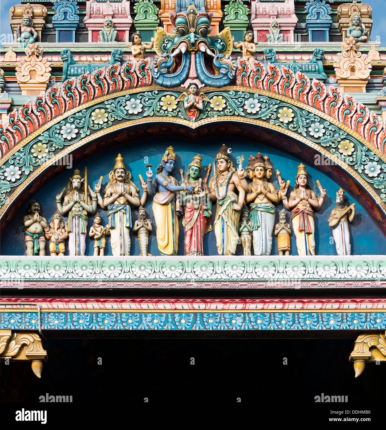 Charaktere aus dem Epos Ramayana auf dem Gopuram oder Gopura Tempel Gateway, Meenakshi Amman Tempel oder Sri Meenakshi Sundareswarar Stockfoto