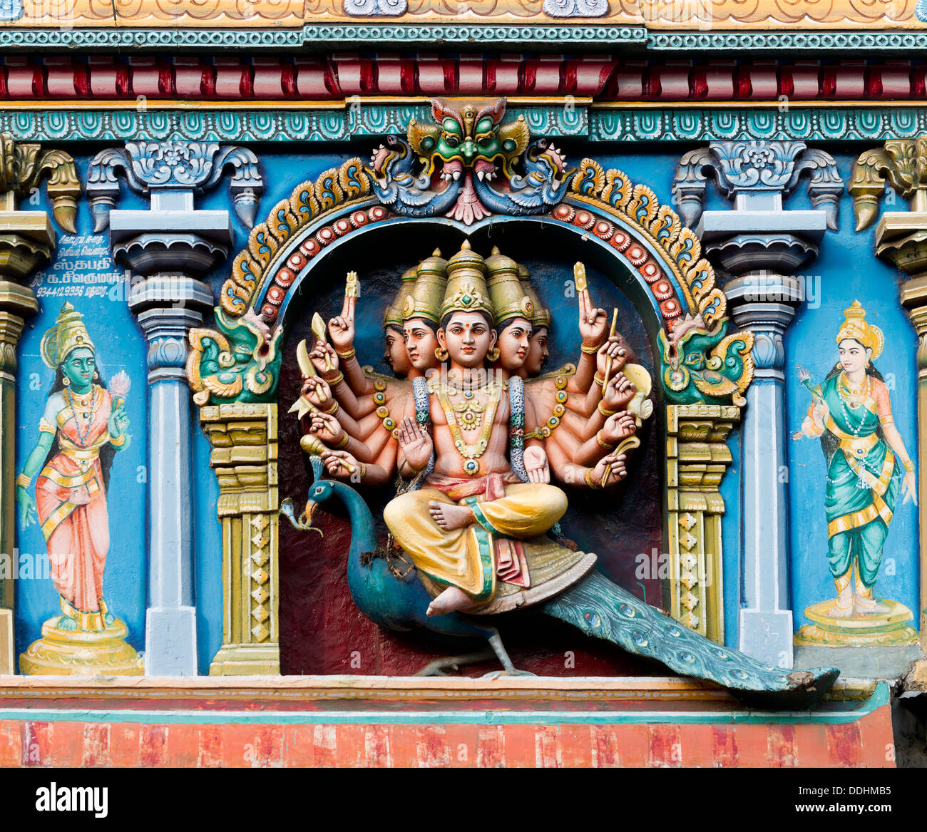 Hindu-Gott Skanda oder Murugan, auch bekannt als Karttikeya, Subramanya oder Kumara mit zwölf Arme und fünf Köpfe auf seinem Reittier, das Stockfoto