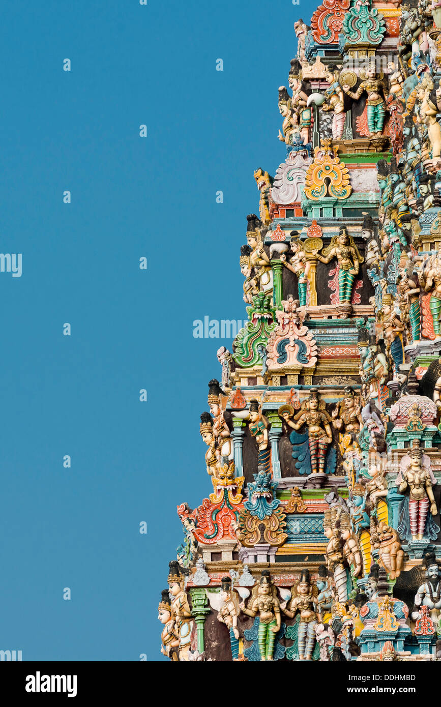 Bunten Statuen von Göttern und Dämonen auf der Gopuram oder Gopura Torturm, Meenakshi Amman Tempel oder Sri Meenakshi Sundareswarar Stockfoto Bunten Statuen von Göttern und Dämonen auf der Gopuram oder Gopura Torturm, Meenakshi Amman Tempel oder Sri Meenakshi Sundareswarar Stockfoto