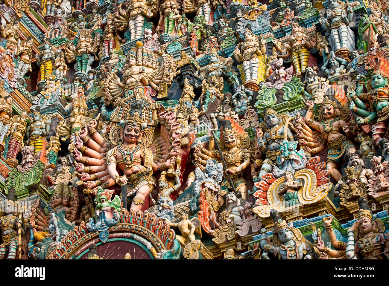Bunten Statuen von Göttern und Dämonen auf der Gopuram oder Gopura Torturm, Meenakshi Amman Tempel oder Sri Meenakshi Sundareswarar Stockfoto Bunten Statuen von Göttern und Dämonen auf der Gopuram oder Gopura Torturm, Meenakshi Amman Tempel oder Sri Meenakshi Sundareswarar Stockfoto