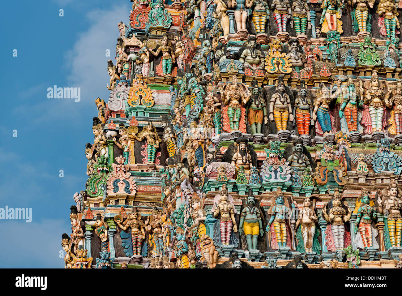 Bunten Statuen von Göttern und Dämonen auf der Gopuram oder Gopura Torturm, Meenakshi Amman Tempel oder Sri Meenakshi Sundareswarar Stockfoto