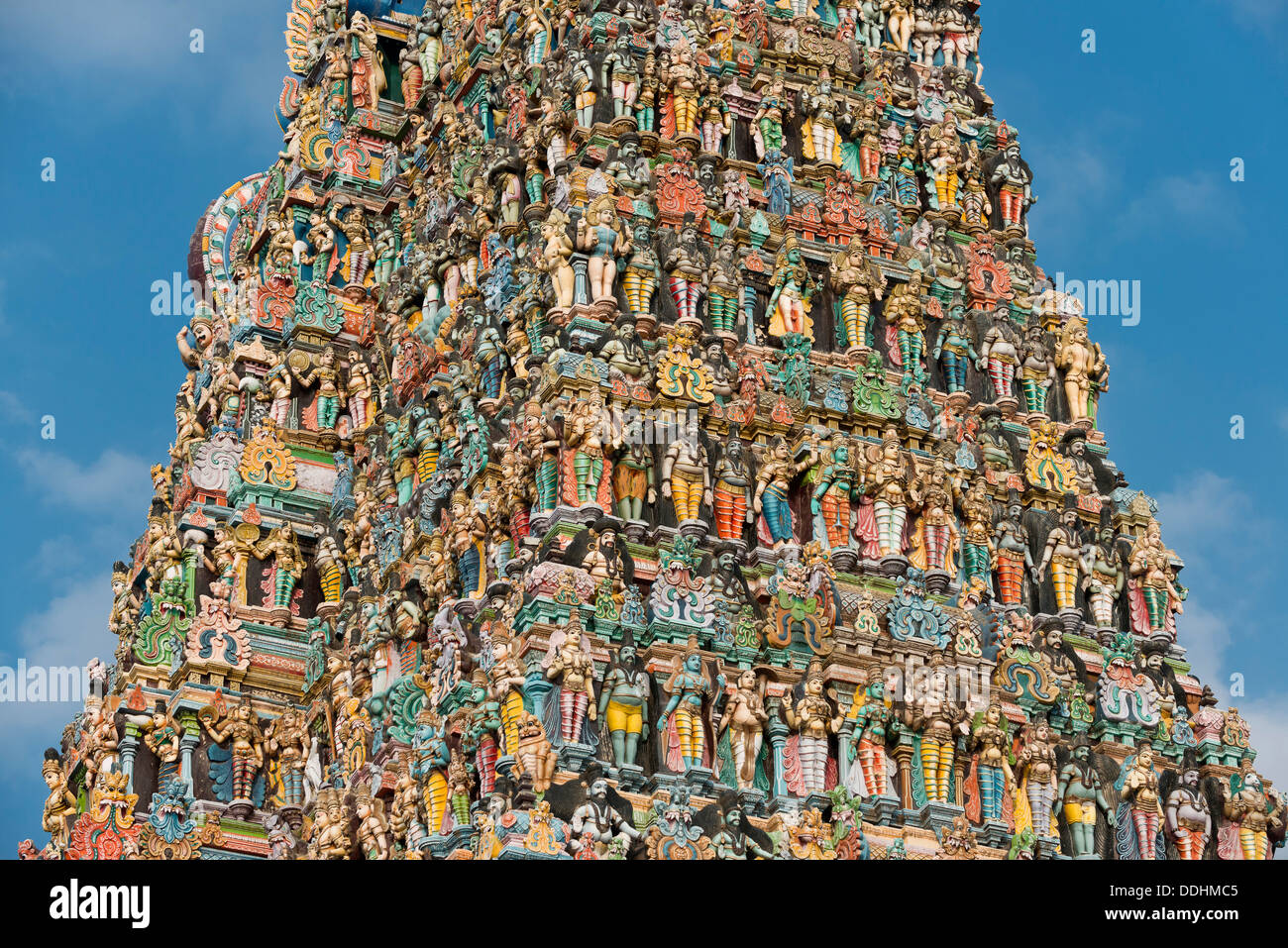 Bunten Statuen von Göttern und Dämonen auf der Gopuram oder Gopura Torturm, Meenakshi Amman Tempel oder Sri Meenakshi Sundareswarar Stockfoto